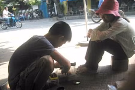 Đánh giày trên hè phố. Ảnh: Hoàng Hải