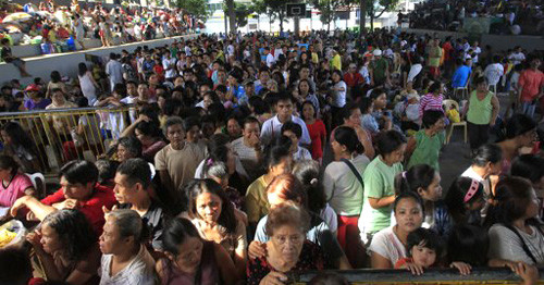 Các nạn nhân của bão Washi đang phải tá túc tại một trung tâm sơ tán