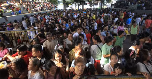 Các nạn nhân của bão Washi đang phải tá túc tại một trung tâm sơ tán