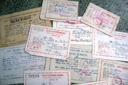 Giấy chứng nhận danh hiệu dũng sĩ, bằng khen, giấy khen... là những kỷ vật gắn liền với một thời để nhớ của Đại tá Mẫu Quốc Đượng. Ảnh: Lê Hòa