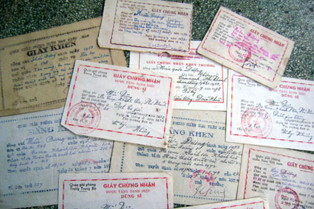 Giấy chứng nhận danh hiệu dũng sĩ, bằng khen, giấy khen... là những kỷ vật gắn liền với một thời để nhớ của Đại tá Mẫu Quốc Đượng. Ảnh: Lê Hòa Giấy chứng nhận danh hiệu dũng sĩ, bằng khen, giấy khen... là những kỷ vật gắn liền với một thời để nhớ của Đại tá Mẫu Quốc Đượng. Ảnh: Lê Hòa