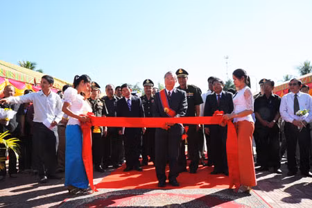 Cắt băng khánh thành. Ảnh: Hà Ngọc Chính Cắt băng khánh thành. Ảnh: Hà Ngọc Chính