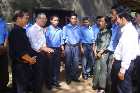 Thăm đội K52 ở Preah Vihear. Ảnh: Đinh Yến Thăm đội K52 ở Preah Vihear. Ảnh: Đinh Yến