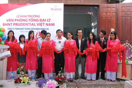 Lễ cắt băng khai trương Văn phòng tổng đại lý BHNT Prudential Việt Nam tại huyện Chư Sê. Ảnh: Bích Nga