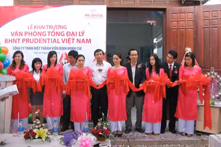 Lễ cắt băng khai trương Văn phòng tổng đại lý BHNT Prudential Việt Nam tại huyện Chư Sê. Ảnh: Bích Nga