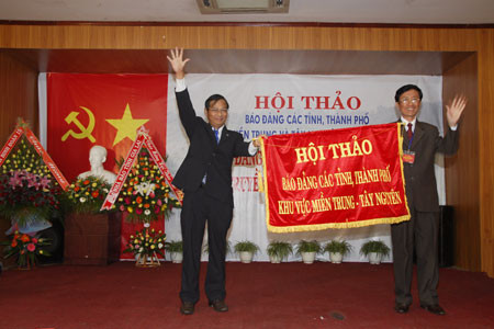 Ông Đoàn Minh Phụng-Tổng biên tập Báo Gia Lai trao cờ cho đơn vị đăng cai Hội thảo báo Đảng khu vực miền Trung-Tây Nguyên lần thứ 20 (vòng III) năm 2012. Ảnh: Đức Thụy Ông Đoàn Minh Phụng-Tổng biên tập Báo Gia Lai, trưởng ban tổ chức giải phát biểu khai mạc. Ảnh: Đức Thụy