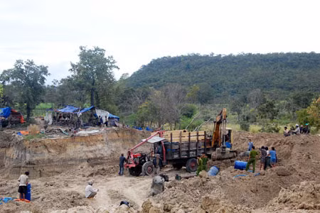 Lực lượng Công an đang xử lý hiện trường bãi vàng suối Đek sau cuộc đột kích ngày 5-12. Ảnh: Thái Bình