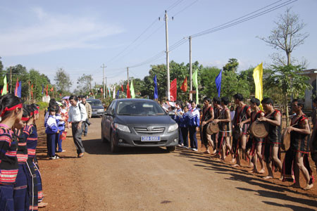 Đón các đoàn tham dự Hội thảo vào thăm xã Ia Ve. Ảnh: Đức Thụy Đón các đoàn tham dự Hội thảo vào thăm xã Ia Ve. Ảnh: Đức Thụy
