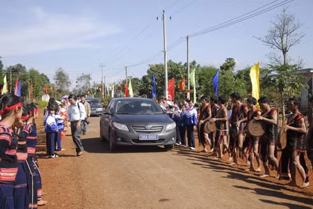 Đón các đoàn tham dự Hội thảo vào thăm xã Ia Ve. Ảnh: Đức Thụy