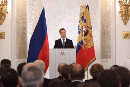 Ông Medvedev bắt đầu bản thông điệp bằng việc lên án âm mưu can thiệp từ bên ngoài trong quá trình bầu cử ở Nga.