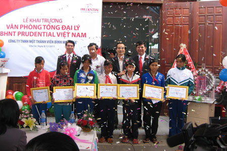 Báo Gia Lai phối hợp cùng Công ty BHNT Prudential Việt Nam trao học bổng cho học sinh nghèo hiểu học của huyện Chư Sê. Ảnh: Bích Nga