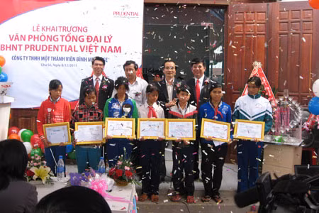 Báo Gia Lai phối hợp cùng Công ty BHNT Prudential Việt Nam trao học bổng cho học sinh nghèo hiểu học của huyện Chư Sê. Ảnh: Bích Nga