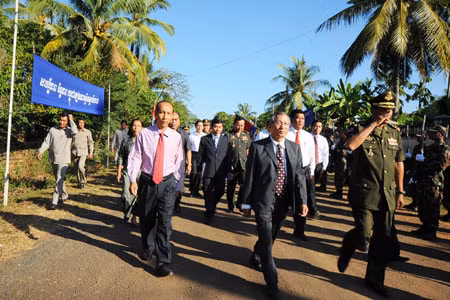 Đoàn lãnh đạo Gia Lai thăm và hội đàm tại các tỉnh Đông Bắc Campuchia ảnh 1 Đoàn lãnh đạo tỉnh thăm, làm việc tại tỉnh Preah Vihear. Ảnh: Hà Ngọc Chính