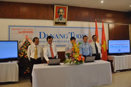 Báo Đà Nẵng điện tử ra mắt phiên bản tiếng Anh ảnh 1 Bấm nút khai trương phiên bản tiếng Anh của Báo Đà Nẵng Điện tử.
