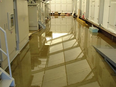 Nước nhiễm xạ rò rỉ trong tòa nhà chứa máy lọc nước. 