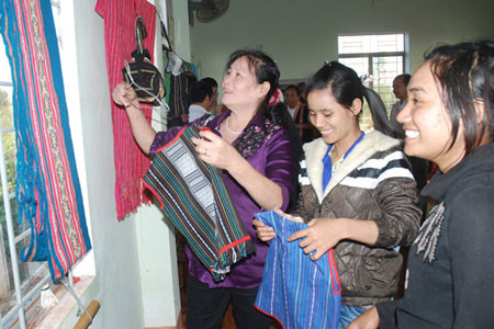 Các đại biểu tham quan làng thổ cẩm Glar. Ảnh: Nguyễn Giác Các đại biểu tham quan lảng thổ cẩm Glar. Ảnh: Nguyễn Giác