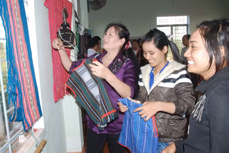 Các đại biểu tham quan lảng thổ cẩm Glar. Ảnh: Nguyễn Giác