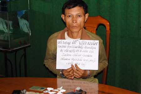 Đối tượng Đỗ Văn Khâm và tang vật vụ án. Ảnh: Lê Anh