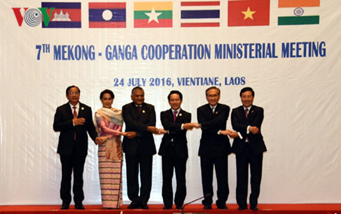 Các đại biểu chụp ảnh lưu niệm tại Hội nghị Bộ trưởng Ngoại giao Hợp tác Mekong-sông Hằng lần thứ 7. Các đại biểu chụp ảnh lưu niệm tại Hội nghị Bộ trưởng Ngoại giao Hợp tác Mekong-sông Hằng lần thứ 7.