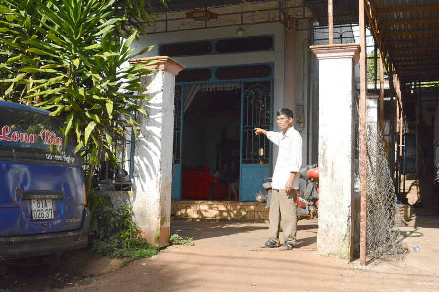 Ông Bùi Văn Năm bức xúc vì cuộc sống bị ảnh hưởng bởi “dự án treo”. Ảnh: M.N Ông Bùi Văn Năm bức xúc vì cuộc sống bị ảnh hưởng bởi “dự án treo”. Ảnh: M.N
