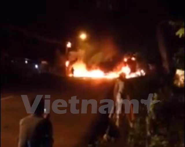 Hai chiếc xe cháy dữ dội. 