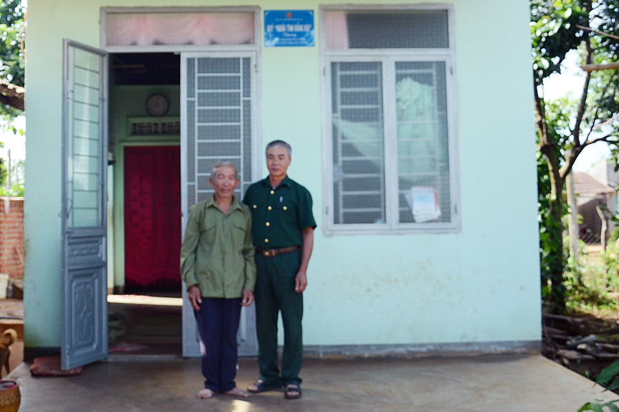 Ông Trương Quốc Dũng (bên trái) vui mừng khi được hỗ trợ xây ngôi nhà vững chãi. Ảnh: P.L Ông Trương Quốc Dũng (bên trái) vui mừng khi được hỗ trợ xây ngôi nhà vững chãi. Ảnh: P.L