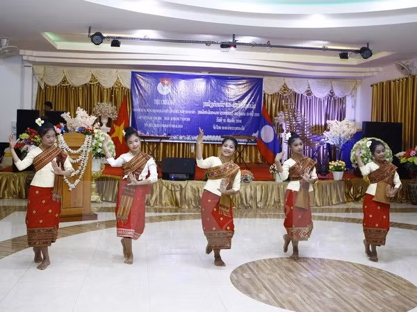 Một tiết mục biểu diễn văn nghệ tại lễ bế mạc.