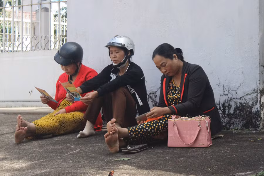 Ánh mắt luôn dõi vào nơi cổng trường, chờ đợi nụ cười tươi của con sau khi làm bài.