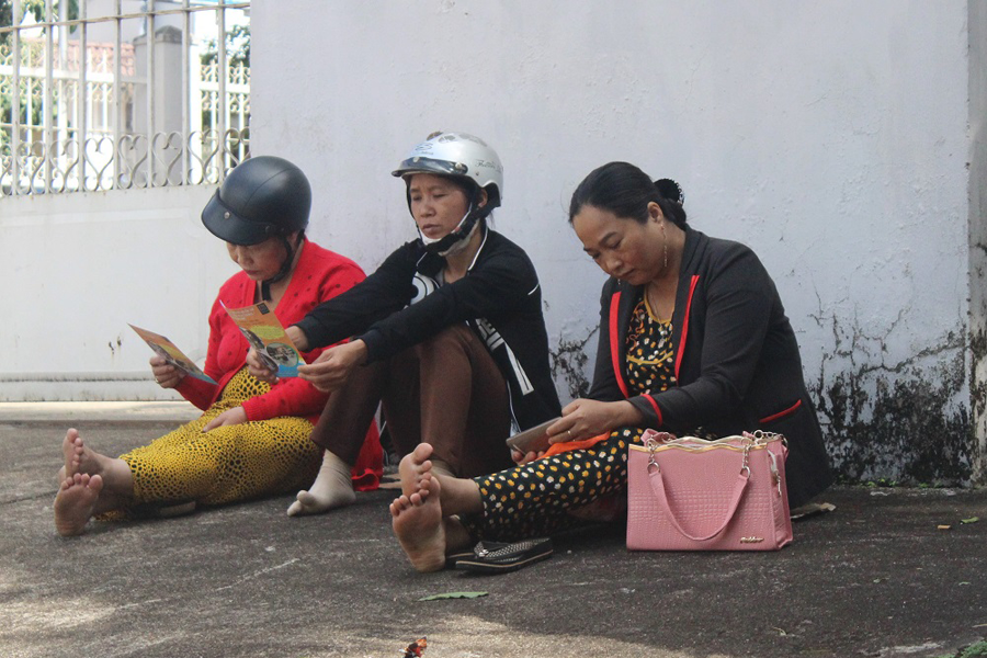 Ánh mắt luôn dõi vào nơi cổng trường, chờ đợi nụ cười tươi của con sau khi làm bài. Ánh mắt luôn dõi vào nơi cổng trường, chờ đợi nụ cười tươi của con sau khi làm bài.