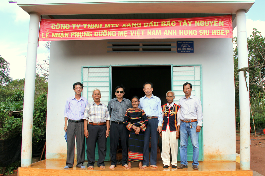 Công ty TNHH một thành viên Xăng dầu Bắc Tây Nguyên nhận phụng dưỡng Mẹ Việt Nam Anh hùng Siu H’Bép (xã Ia Ko, huyện Chư Sê). Ảnh: T.N