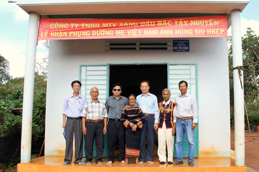 Công ty TNHH một thành viên Xăng dầu Bắc Tây Nguyên nhận phụng dưỡng Mẹ Việt Nam Anh hùng Siu H’Bép (xã Ia Ko, huyện Chư Sê). Ảnh: T.N