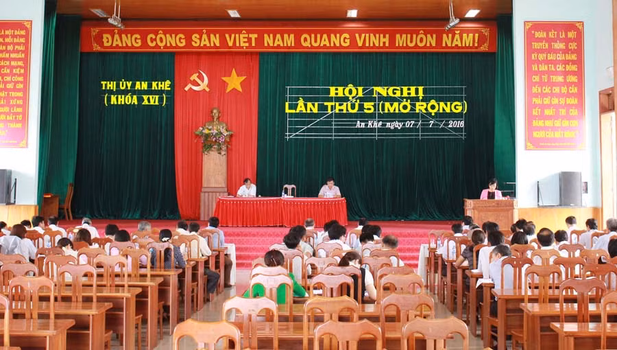  Công tác xây dựng tổ chức cơ sở đảng và đảng viên luôn được tập trung đánh giá tại các hội nghị Ban Chấp hành Đảng bộ thị xã. Ảnh: Hồng Thi