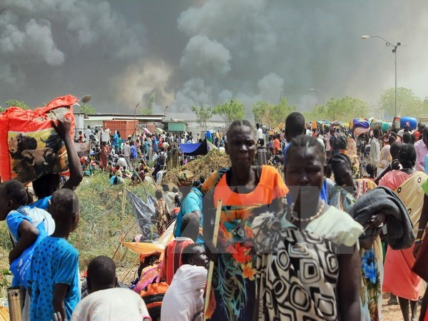 Người dân Nam Sudan chạy lánh nạn sau một cuộc đấu súng.