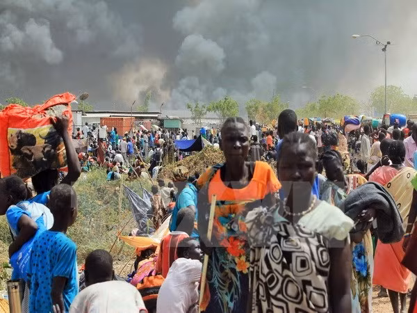 Người dân Nam Sudan chạy lánh nạn sau một cuộc đấu súng.