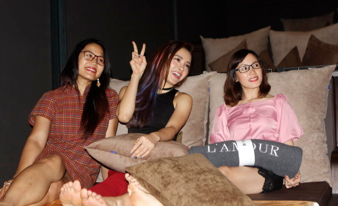 Nhà sản xuất Jenni Trang Lê (bìa trái), diễn viên Jolie Phương Trinh (giữa) thưởng thức cảm giác nằm khi xem phim