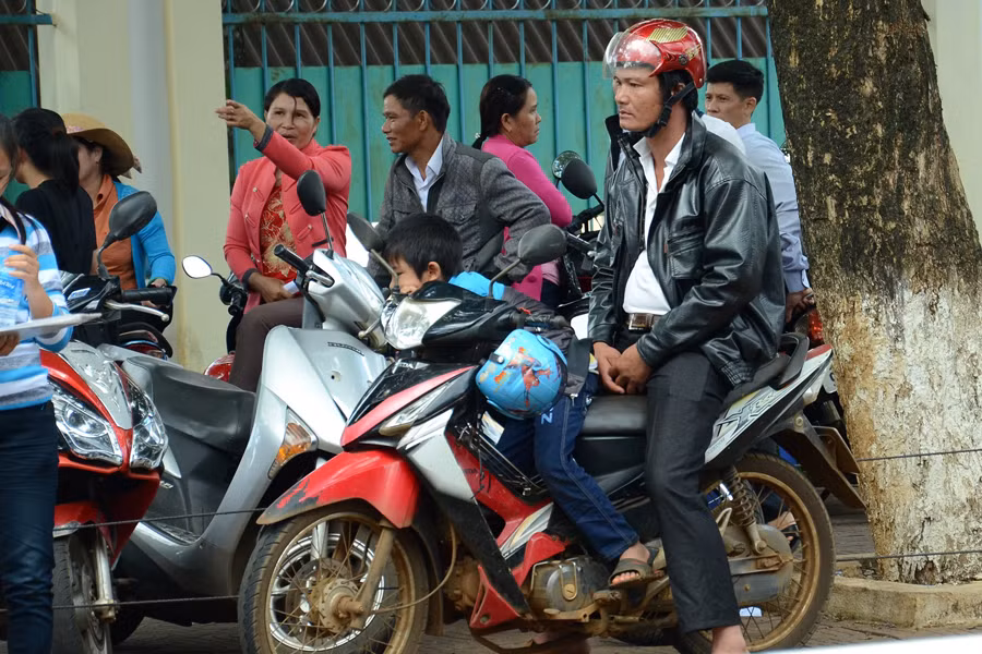 Đọc báo giải khuây trong lúc chờ đợi.