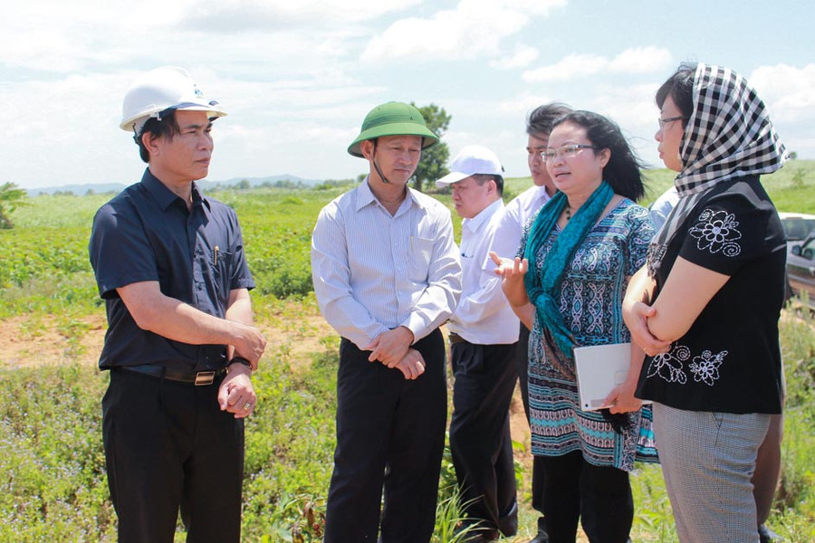Trao đổi tại Khu Di tích khảo cổ Rộc Tưng (xã Xuân An, thị xã An Khê). Ảnh: Hồng Thi Trao đổi tại Khu Di tích khảo cổ Rộc Tưng (xã Xuân An, thị xã An Khê). Ảnh: Hồng Thi