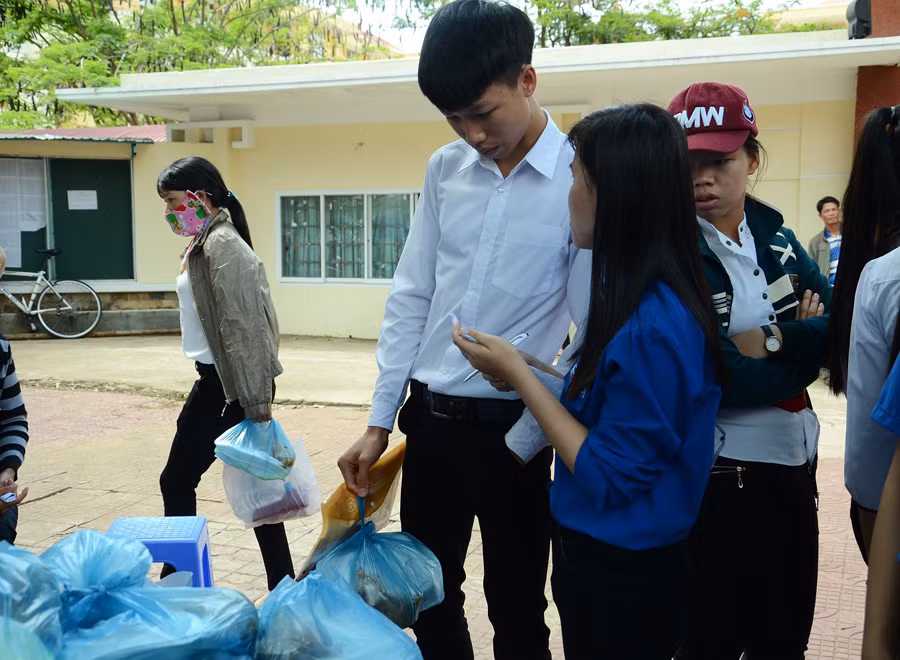 Các phần cơm miễn phí được trao tận tay các bạn thí sinh.