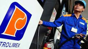 Nhân viên Petrolimex đang bán xăng cho khách hàng.