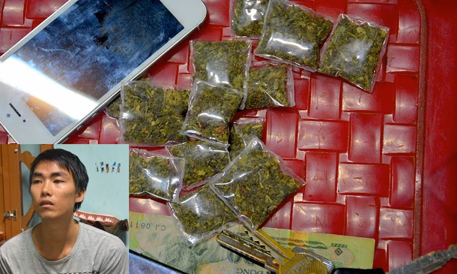  Đối tượng Phùng Văn Chúc và tang vật vụ án. Ảnh: V.P