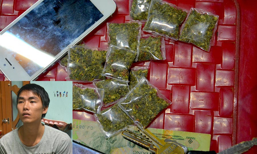 Đối tượng Phùng Văn Chúc và tang vật vụ án. Ảnh: V.P  Đối tượng Phùng Văn Chúc và tang vật vụ án. Ảnh: V.P