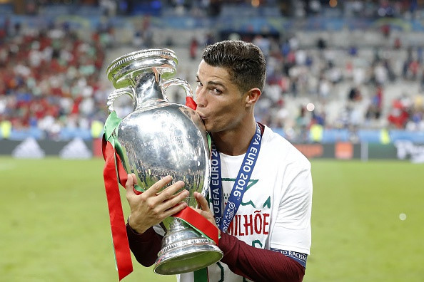 Tiền đạo: Cristiano Ronaldo (Bồ Đào Nha).