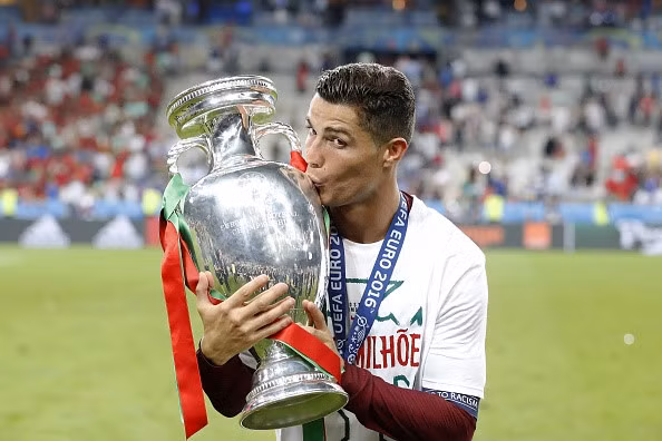 Tiền đạo: Cristiano Ronaldo (Bồ Đào Nha).
