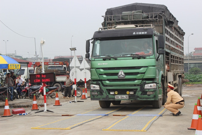 Công tác kiểm soát tải trọng xe tiếp tục được thực hiện quyết liệt trên cả nước. 