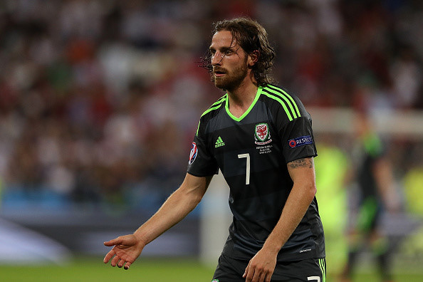 Tiền vệ: Joe Allen (xứ Wales).