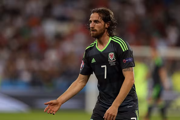 Tiền vệ: Joe Allen (xứ Wales).