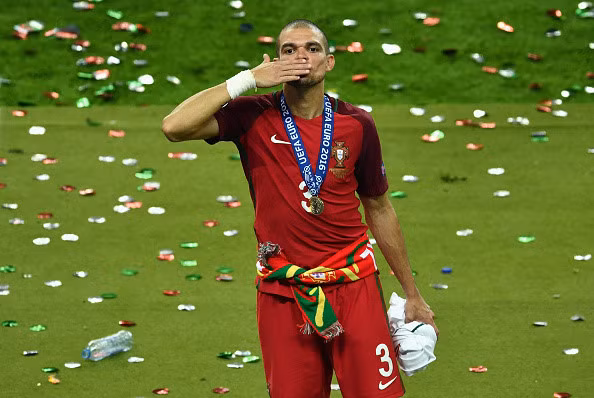 Trung vệ: Pepe (Bồ Đào Nha). Trung vệ: Pepe (Bồ Đào Nha).