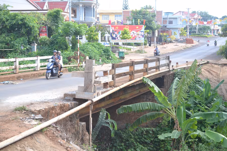 Cầu Liên Hợp, thị trấn Chư Prông, huyện Chư Prông. Ảnh: H.C Cầu Liên Hợp, thị trấn Chư Prông, huyện Chư Prông. Ảnh: H.C