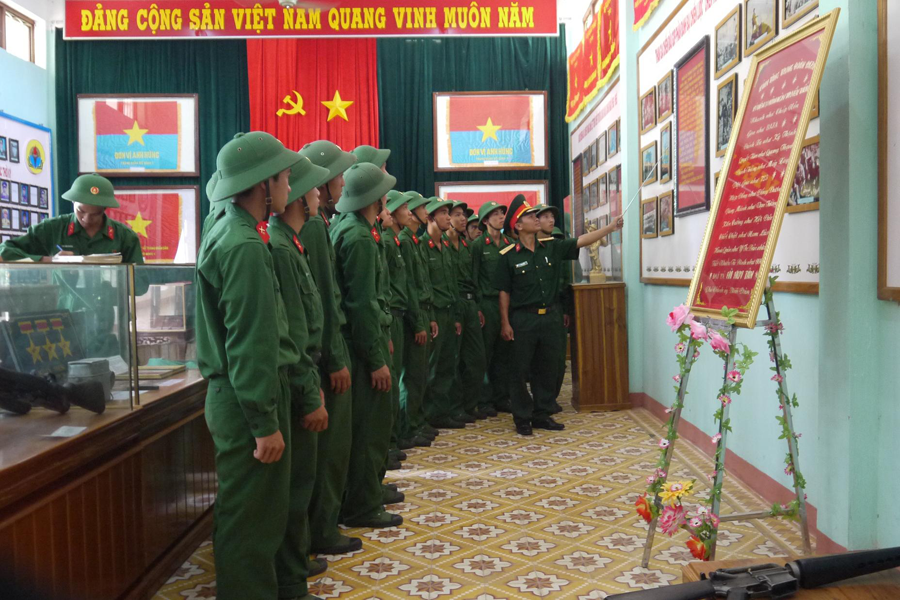 Giáo dục truyền thống ở Trung đoàn 1 (Sư đoàn 2). Ảnh: Ngọc Diệp