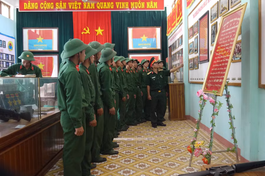 Giáo dục truyền thống ở Trung đoàn 1 (Sư đoàn 2). Ảnh: Ngọc Diệp